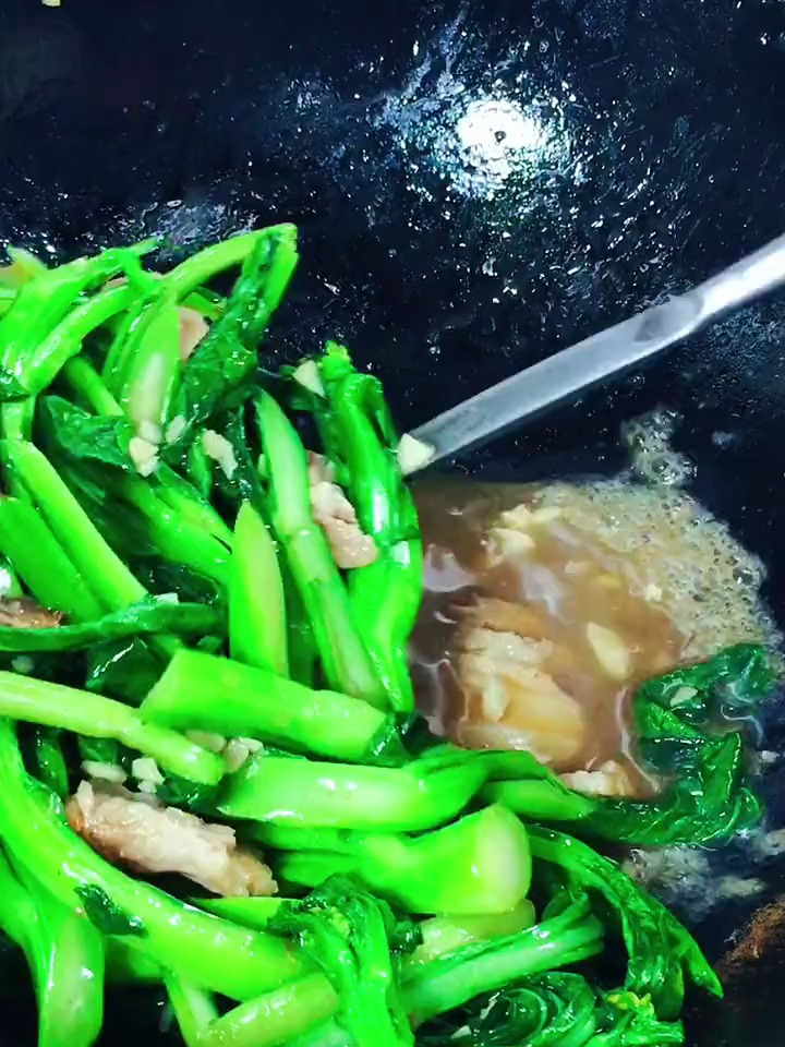 生炒菜心 菜心加点五花肉炒,碧绿爽甜,营养健康