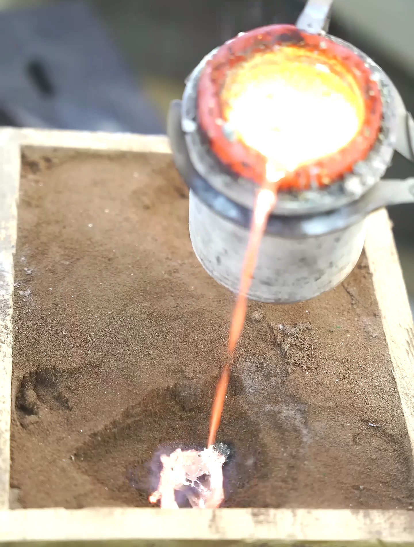 锻造:熔化金属制作面具