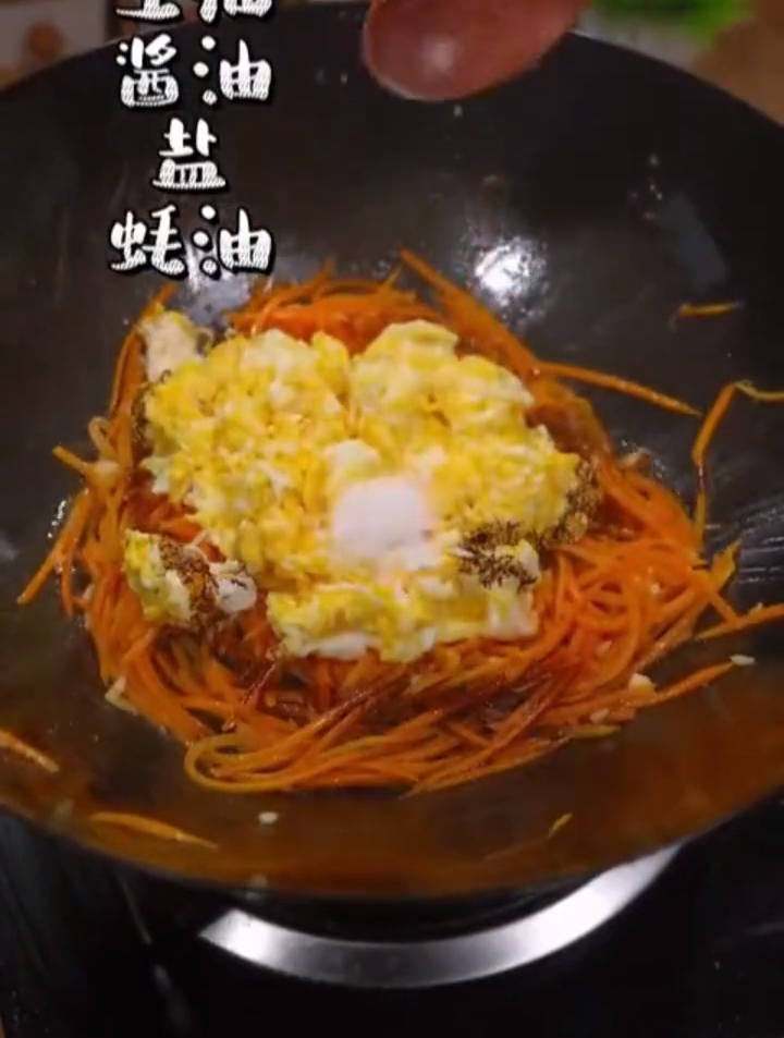 家常炒饭胡萝卜丝炒鸡蛋做法,家常便饭吃得香,咔咔几碗大米饭