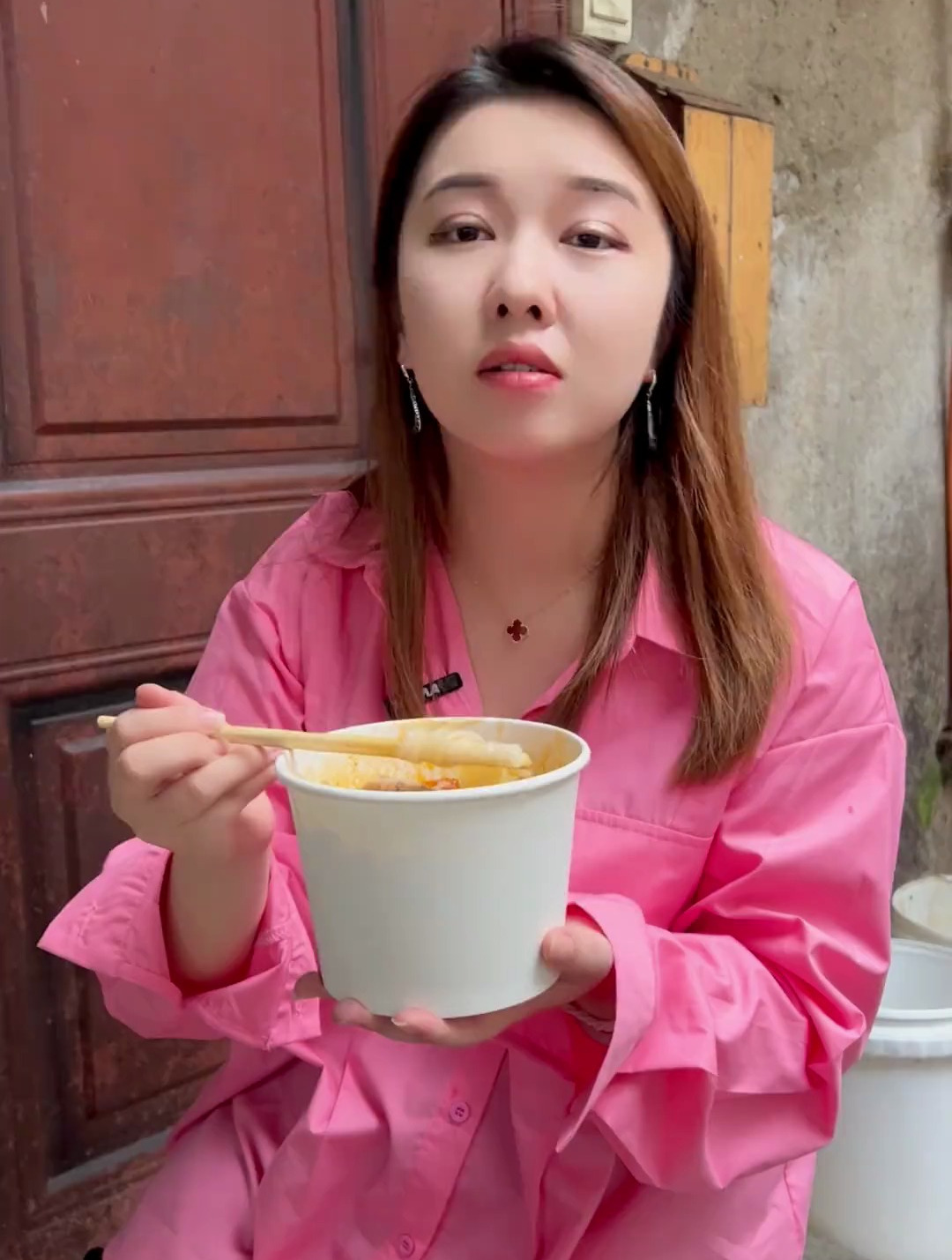 武汉汉口一家24小时营业的重庆牛肉粉,都是老顾客