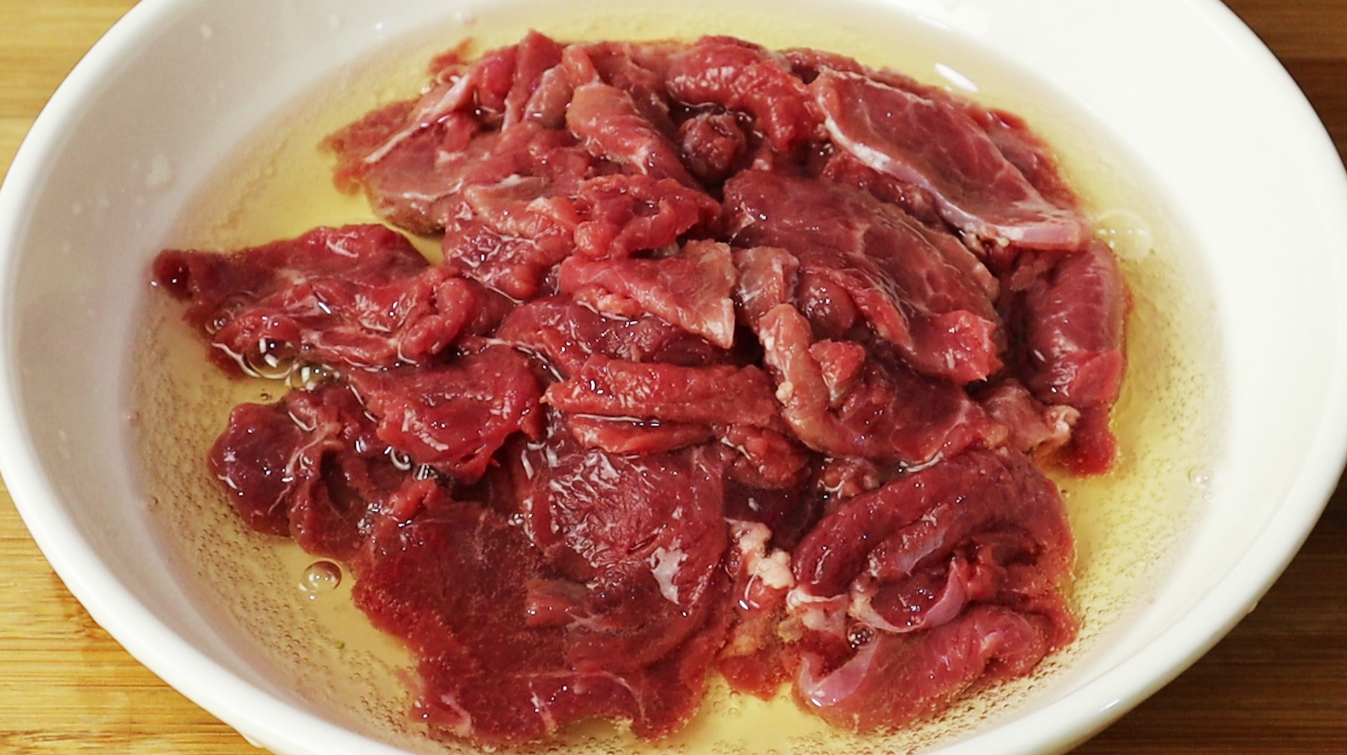 炒牛肉时，牛肉一炒就老，大厨有妙招，炒出来的牛肉滑嫩不发柴