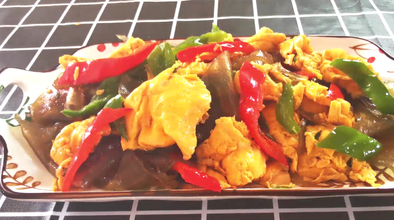 微山湖买的鸭蛋,用来炒粉皮,我两岁多的儿子自己就吃了将近一盘