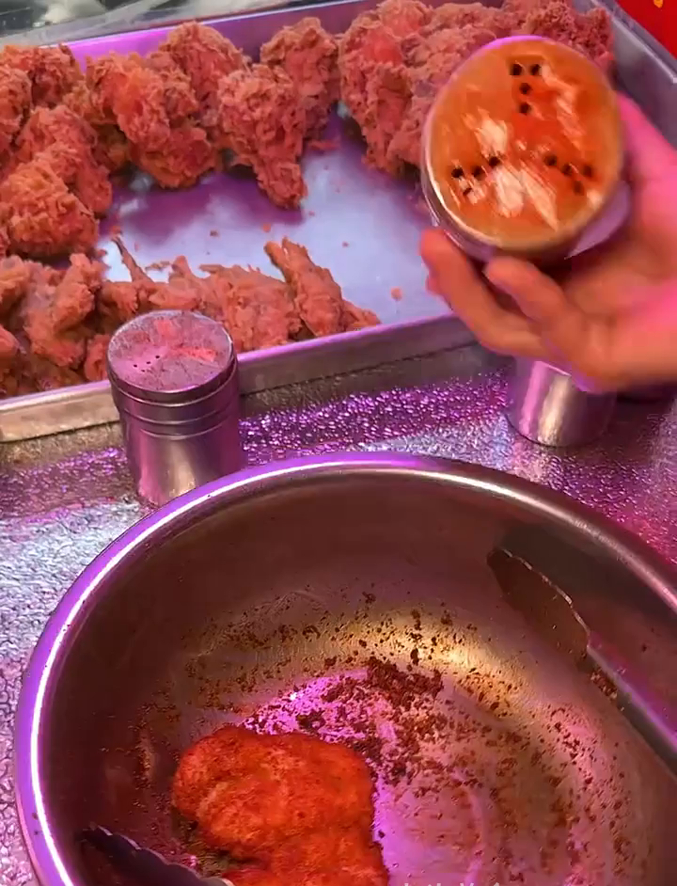 西安街头,一个汉堡配上一杯奶茶,才八块钱!