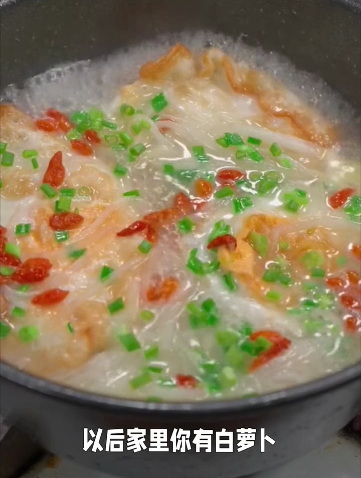 白萝卜和鸡蛋一起煮汤,清甜鲜美,孩子们抢着吃