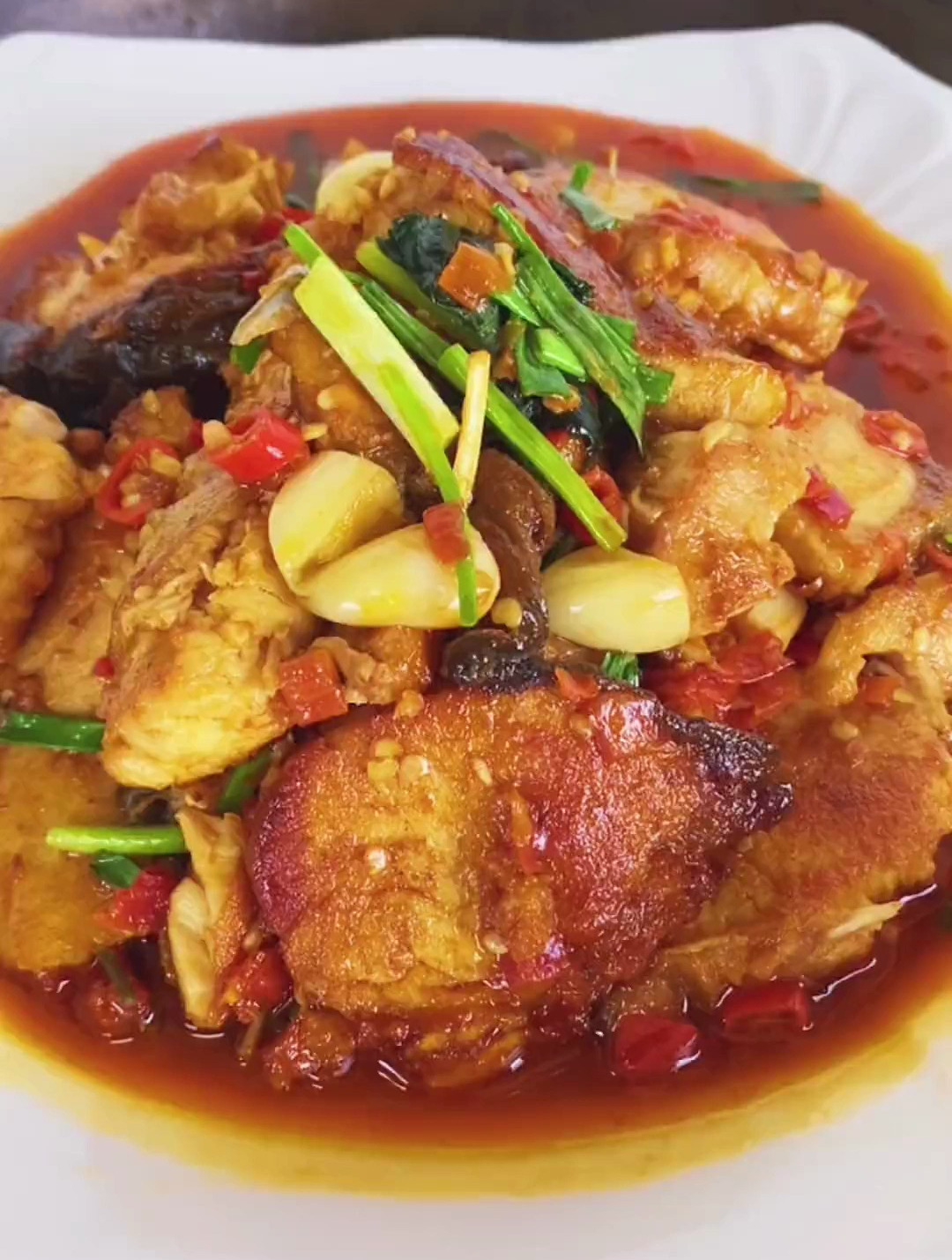 分享一个红烧鱼块的做法,加点剁椒酱进去炖煮一下味道确实很不错