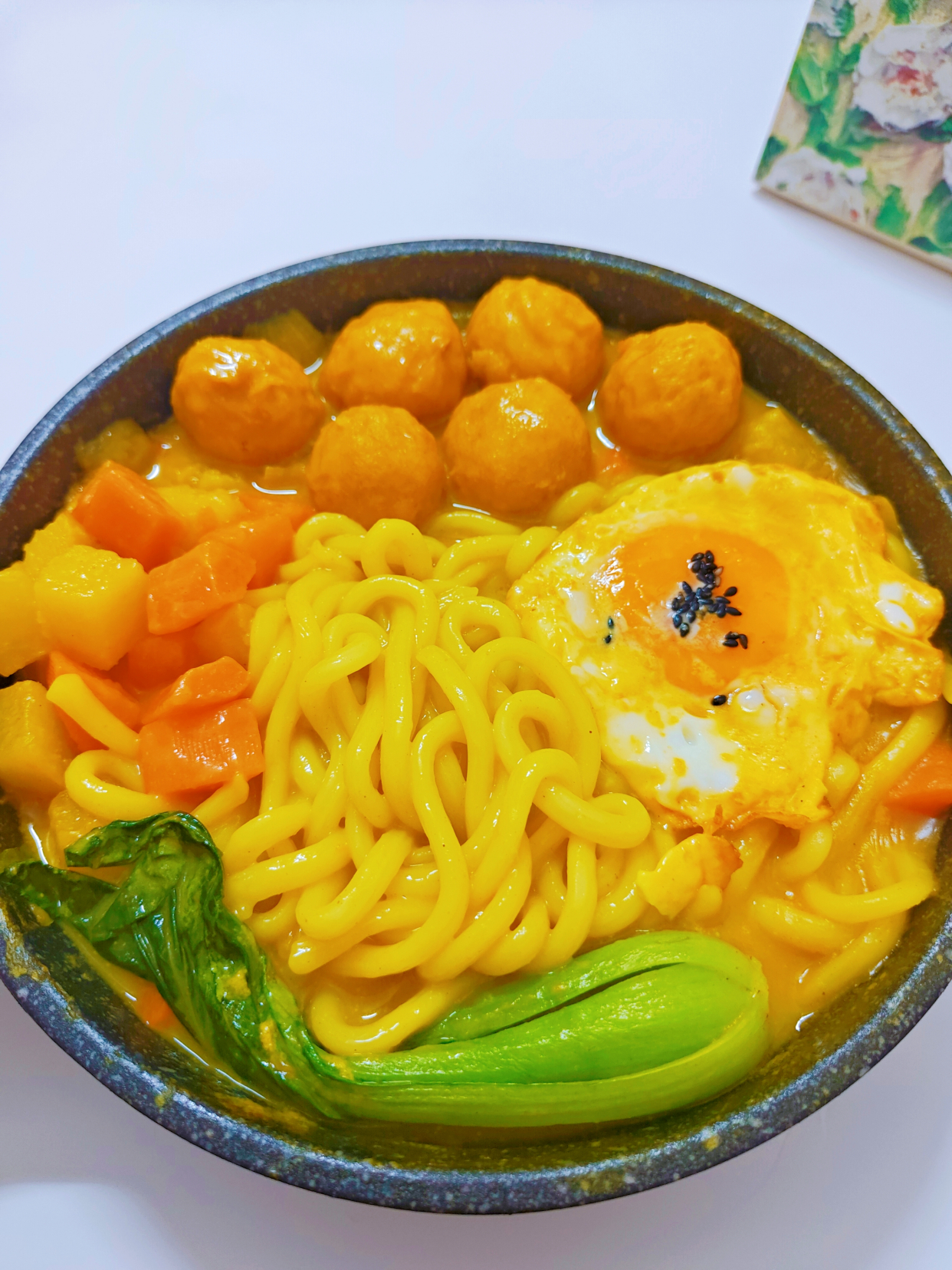 汤汁浓郁麦兜同款咖喱鱼蛋乌冬面