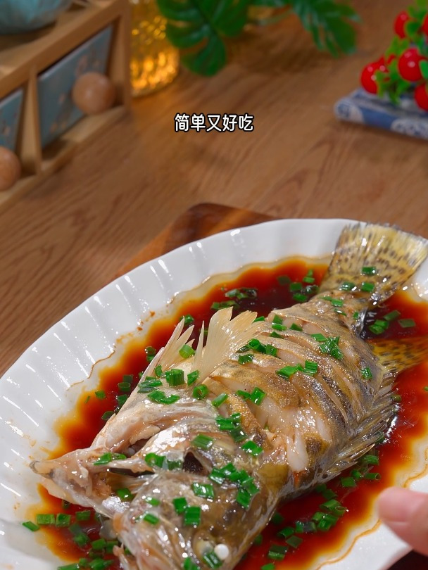 很多人不知道清蒸鱼到底是先浇油还是先淋汁,以后你就像我这样做