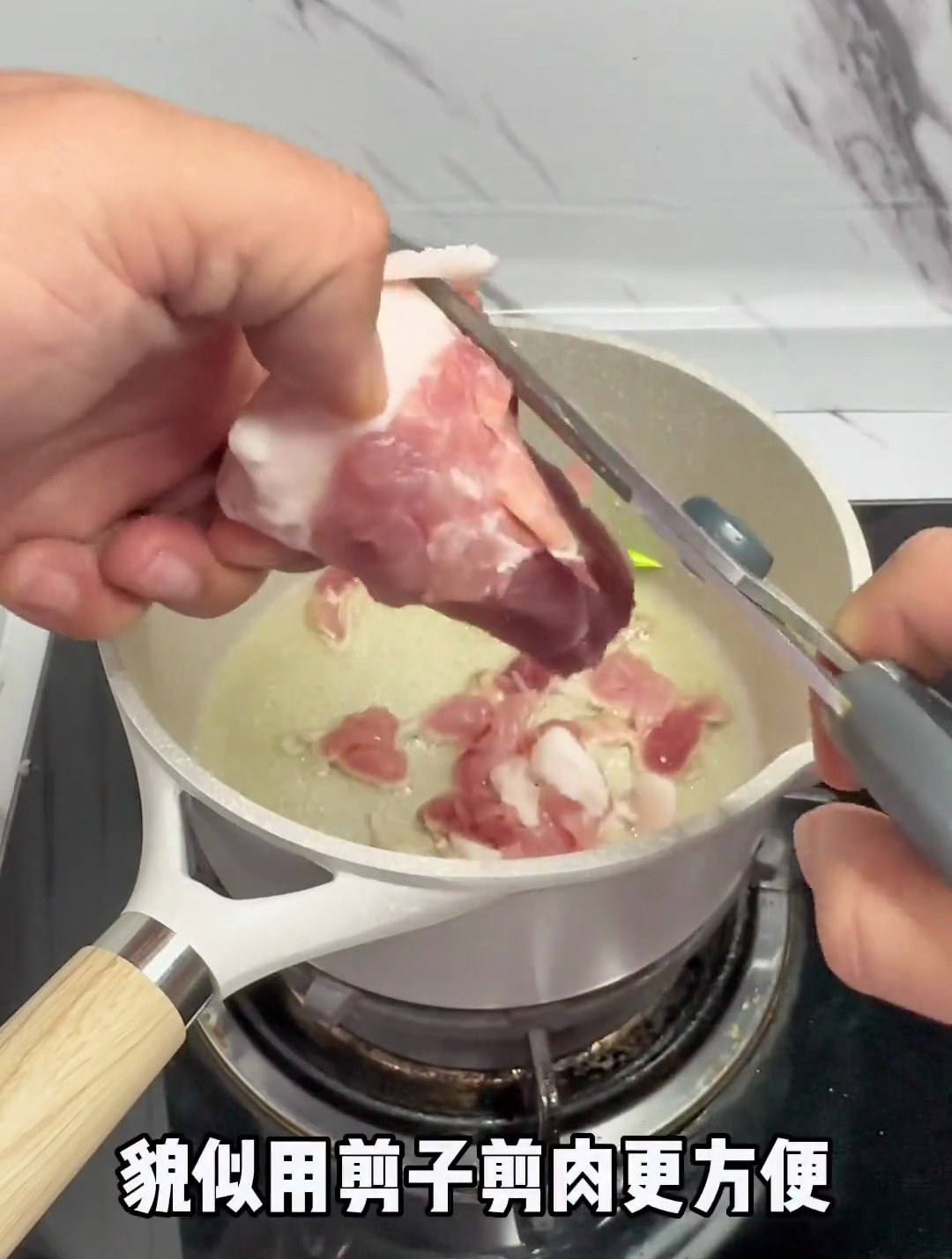 快叫你不会做饭的小伙伴给你做吧,超级简单好吃的酸菜肉丝面