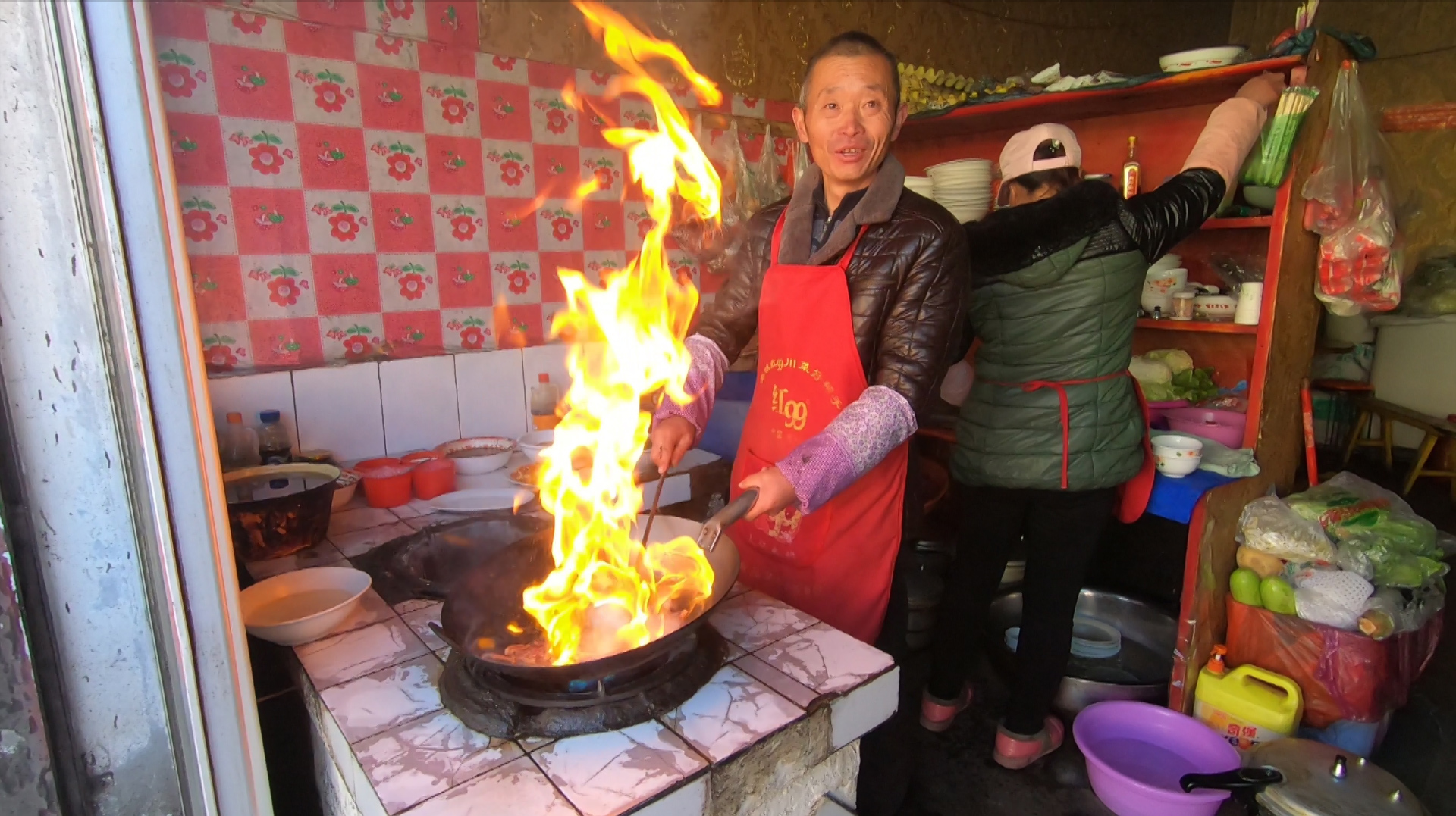 西藏炒菜15年的四川大叔,颠锅勾火爆炒牛肉好厉害,这是大厨!