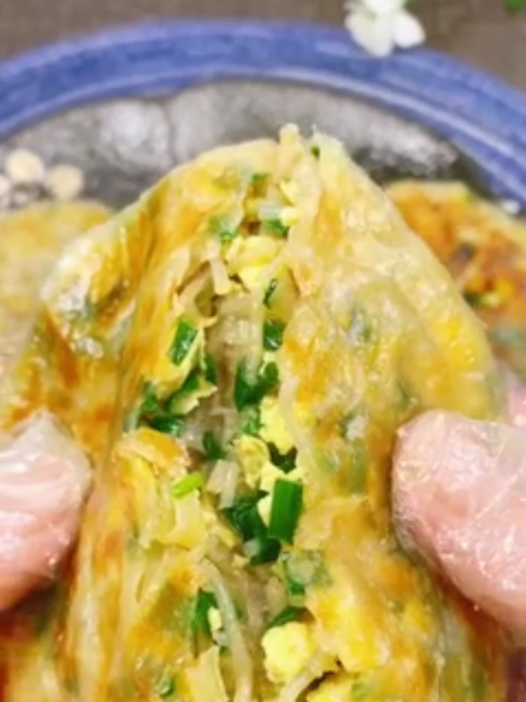 不用和面 用手抓饼就可以做的韭菜盒子 你喜欢吃吗