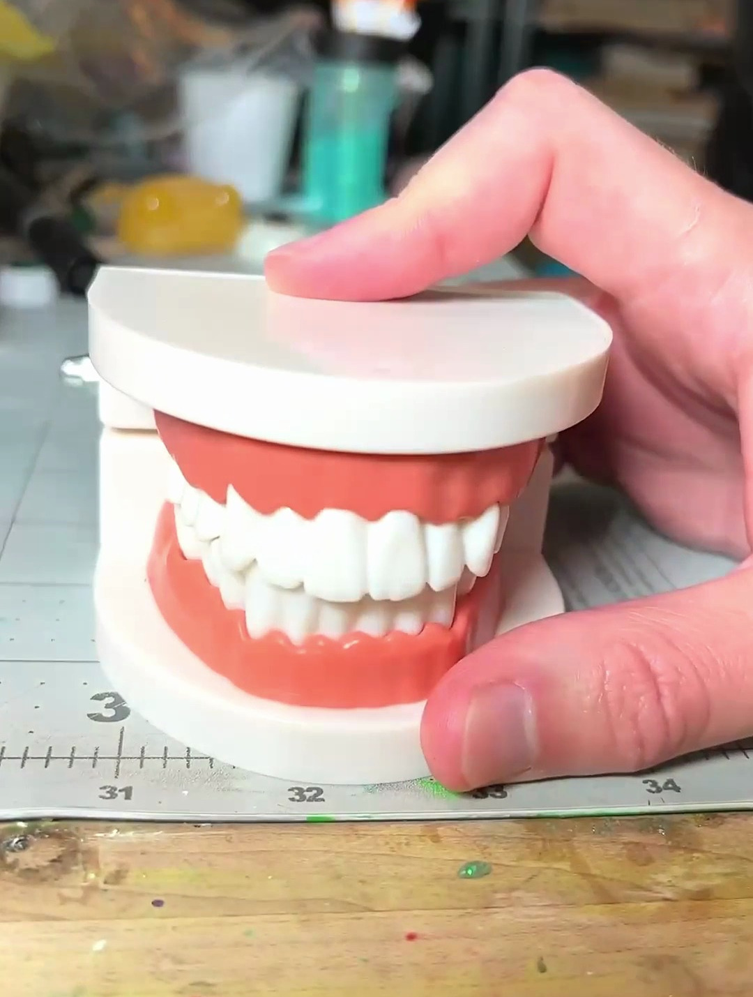 手工制作:橡皮泥粉色小怪兽