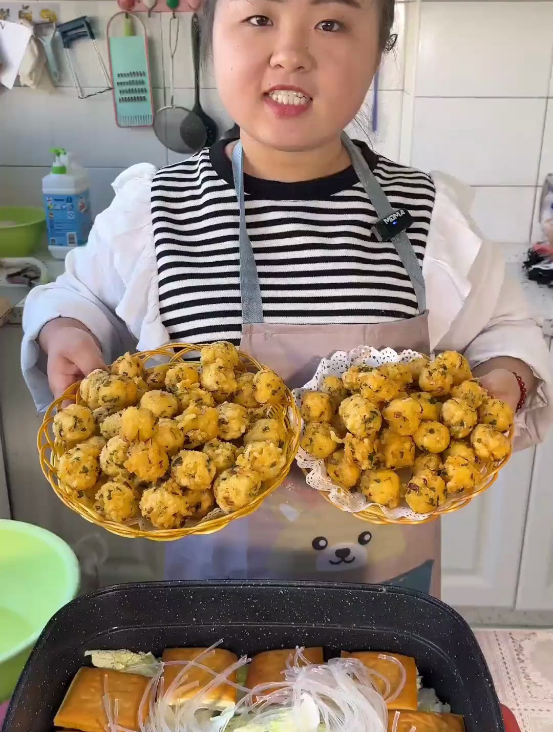 今天用不爱吃的剩馒头,做成焦炸丸子,再配一锅大烩菜