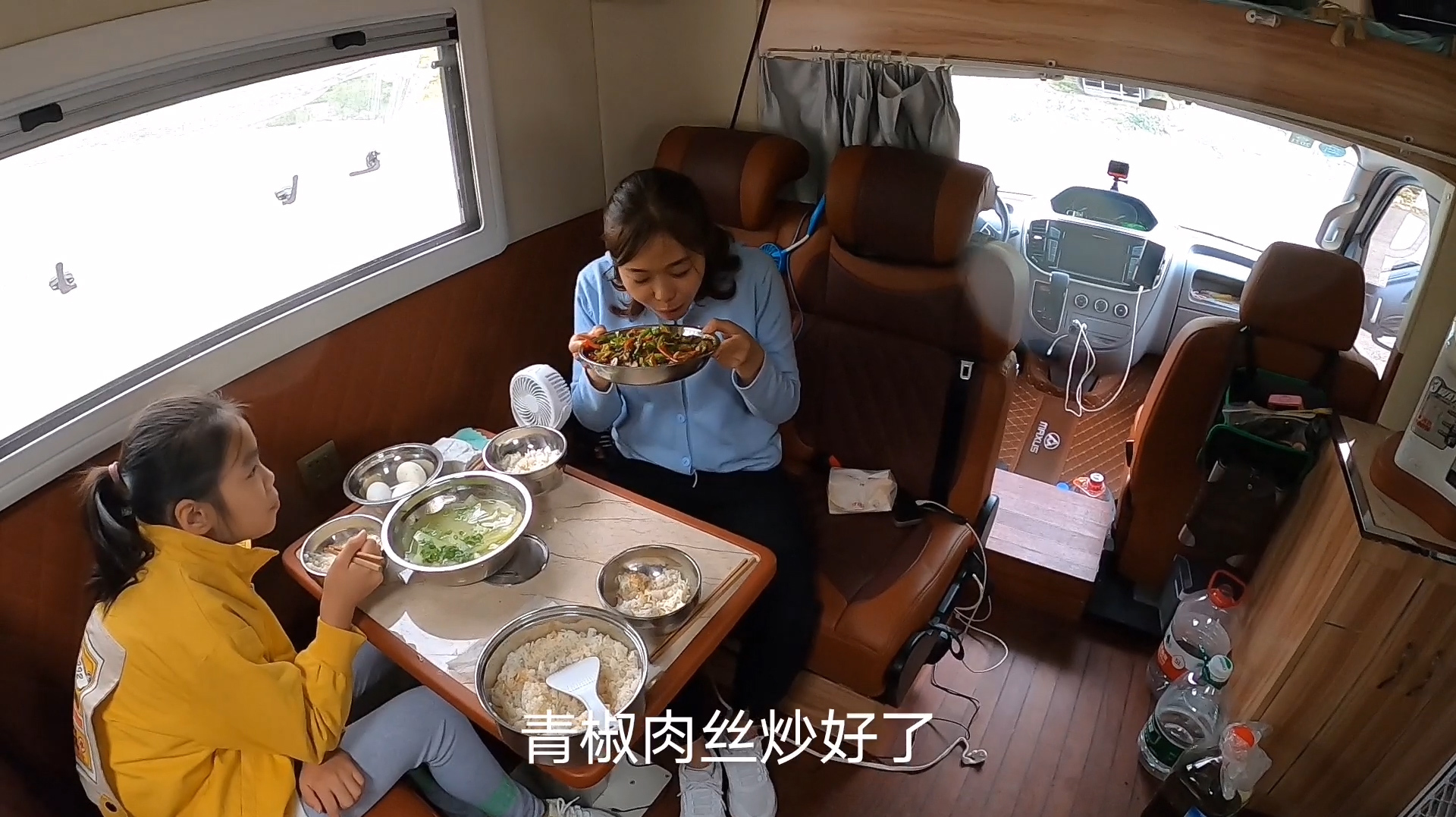 带女儿房车自驾,青椒肉丝,葱花冬瓜汤,咸鸭蛋,一家人吃嗨了!