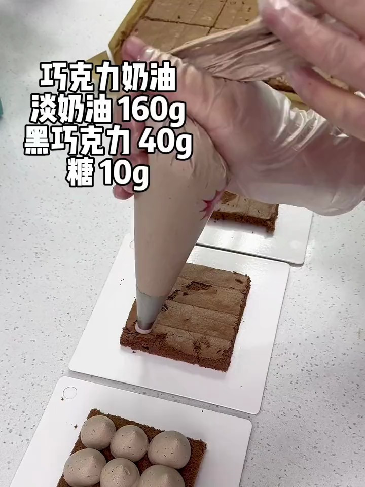 今天分享一款小甜品巧克力草莓蛋糕,装饰巧克棒超高颜值