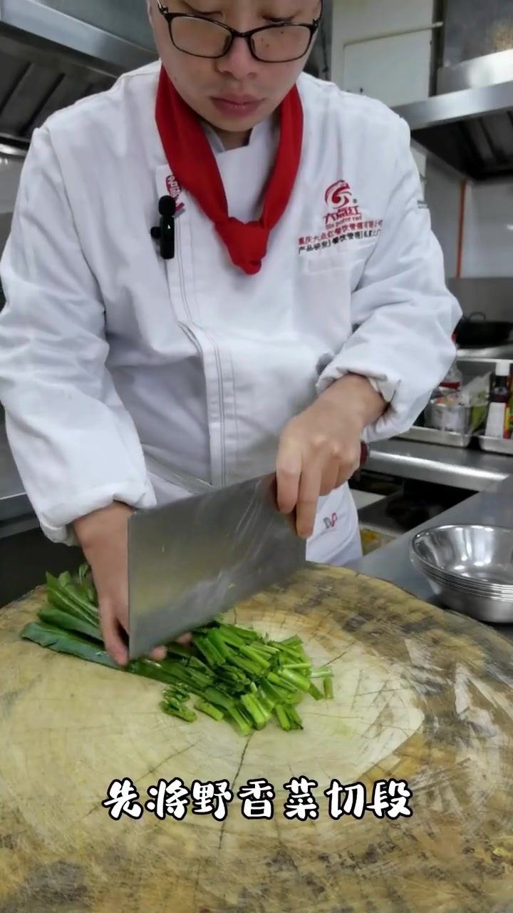 野香菜拌老牛肉,买回来的牛瘦肉不要在炒了,像这样拌起吃