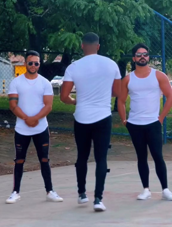 三位肌肉男跳舞跳得好开心 肌肉男