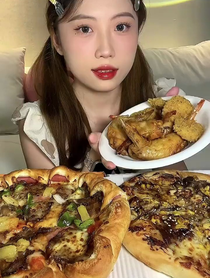 吃牛肉满满大披萨 可以做你的饭搭子吗?