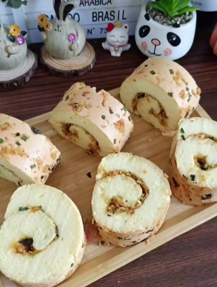 今天做了全家都爱吃的海苔肉松蛋糕卷,松软咸香无敌好吃