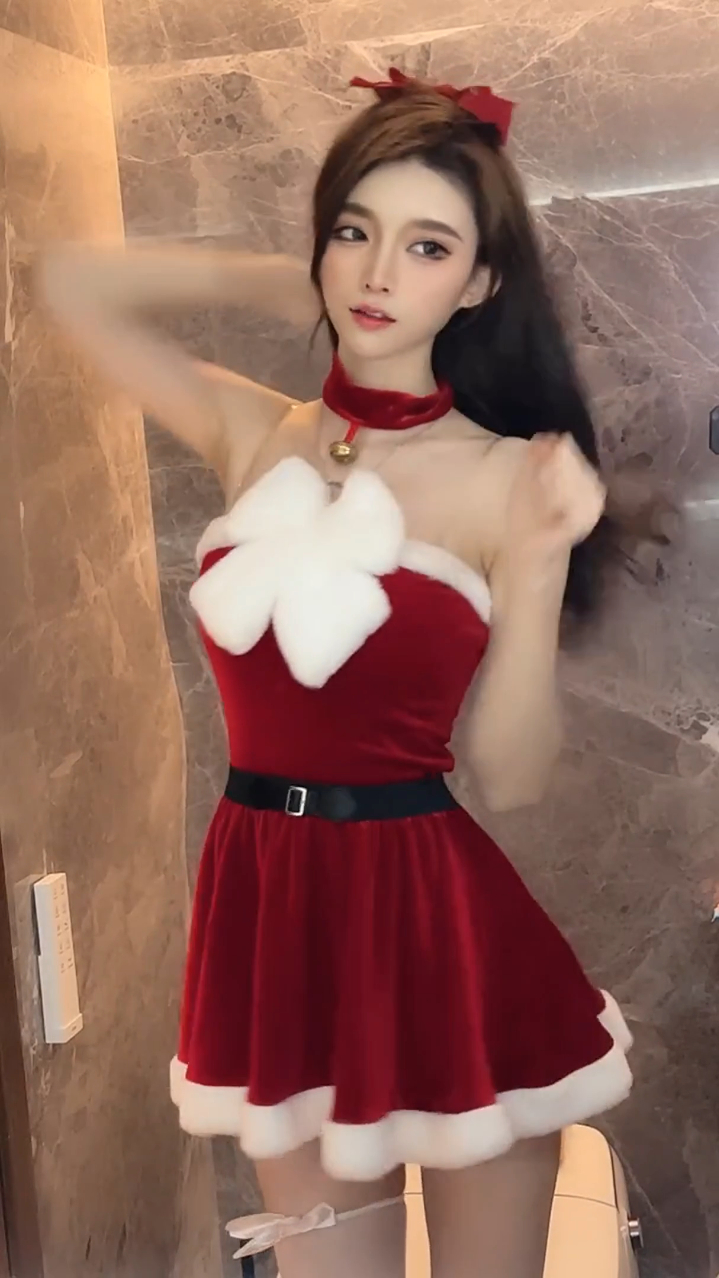 我的天哪!这个美女什么装扮脖子上还有小铃铛?有钱人家真会玩