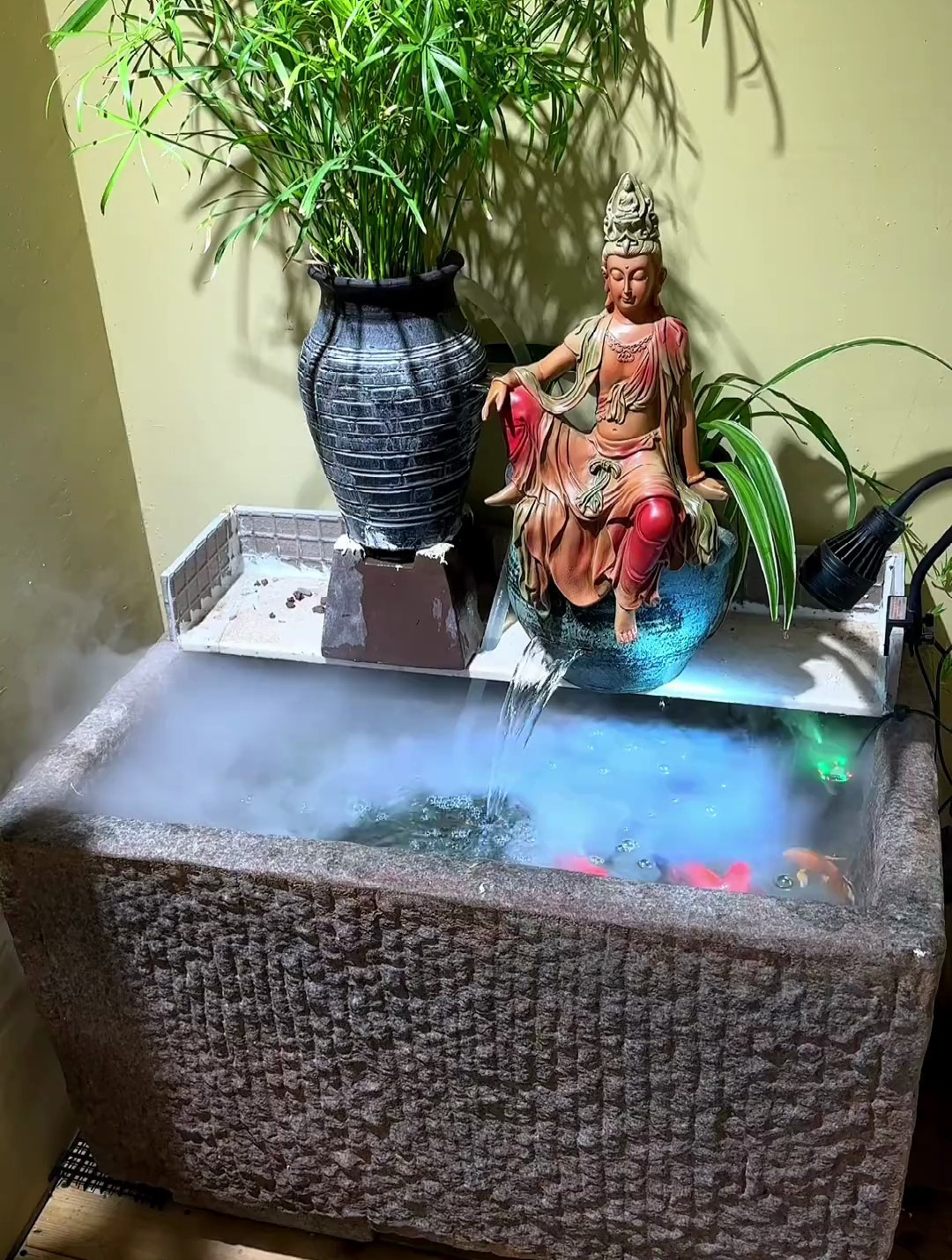 把不要的大石槽改造一下,一个适合养鱼的瀑布流水鱼缸就做好了!
