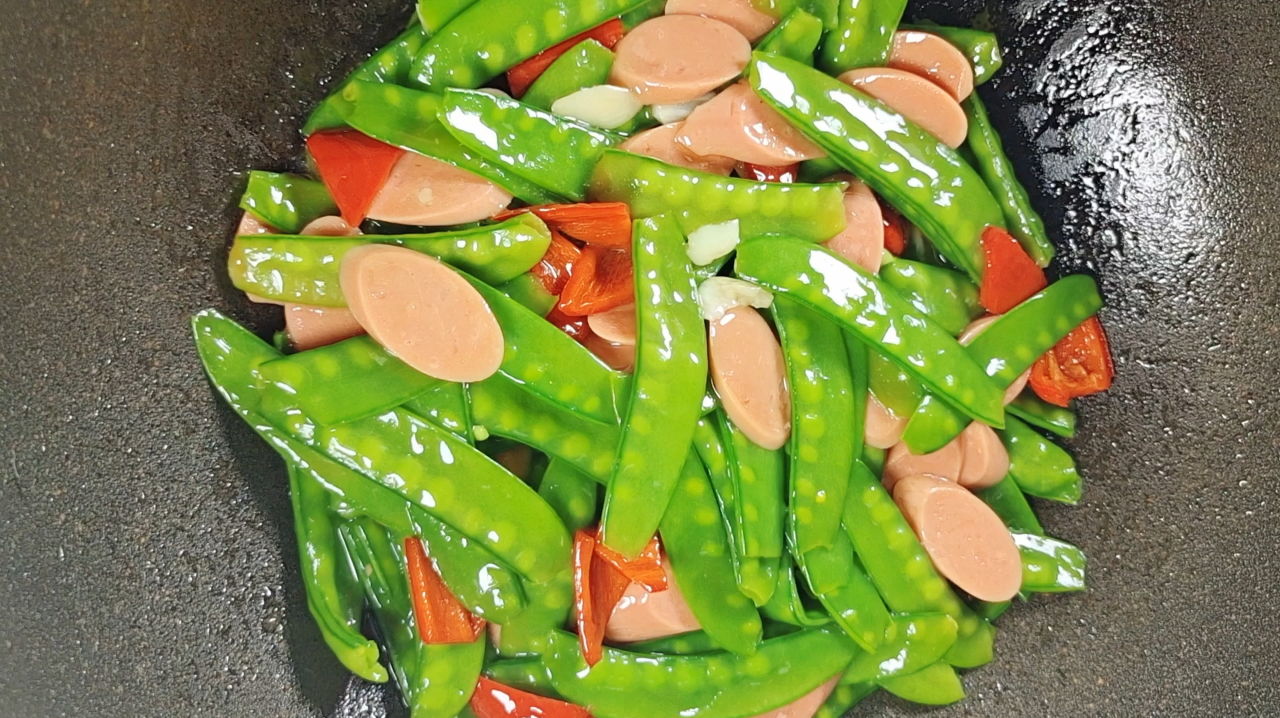 荷兰豆炒火腿肠这样做,营养又美味