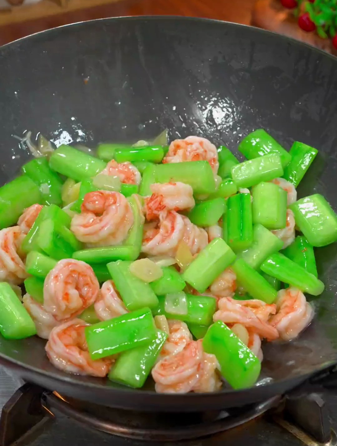 家里有孩子的宝妈,一定要学会这个黄瓜炒虾仁,清淡爽口不油腻