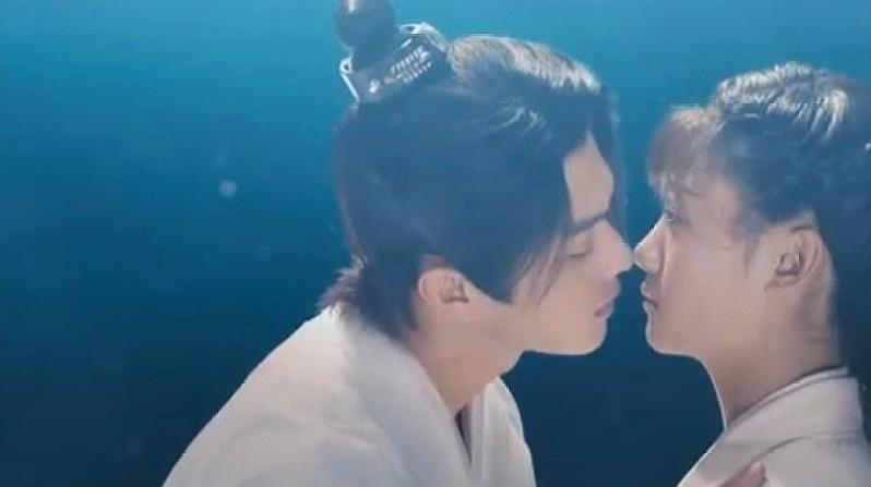 [图]酥梨夫妇水下kiss,cp粉玻璃渣里找糖吃,唯美画面却听到心碎