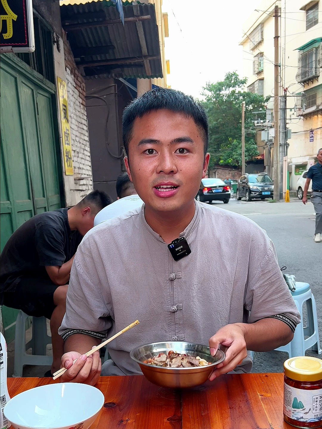 湖南小河小溪里长不大的小鱼都被做成了剁椒小鱼仔