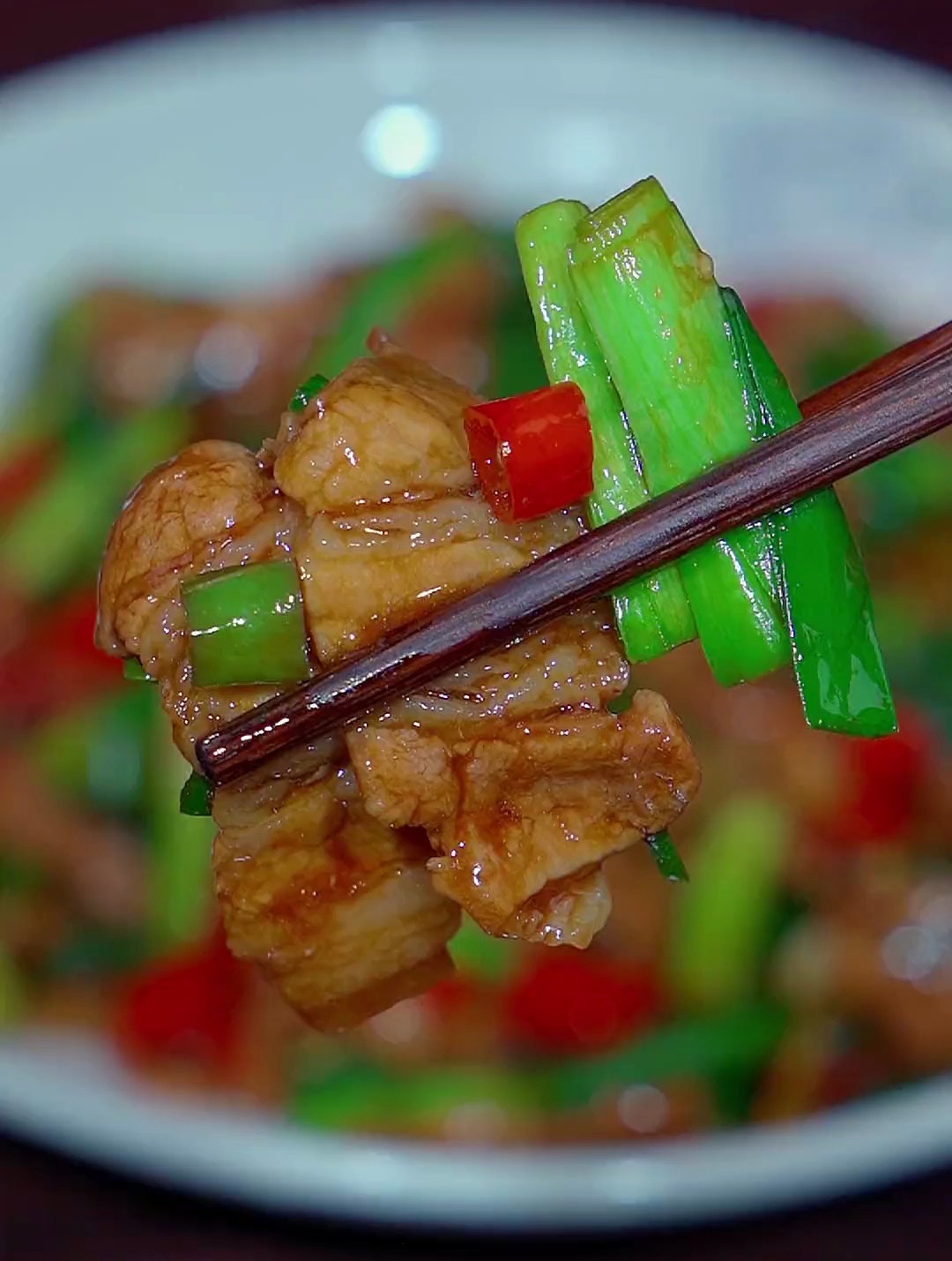 没想到大蒜叶炒肉片,我一口气吃了三碗饭,真的太香太下饭了