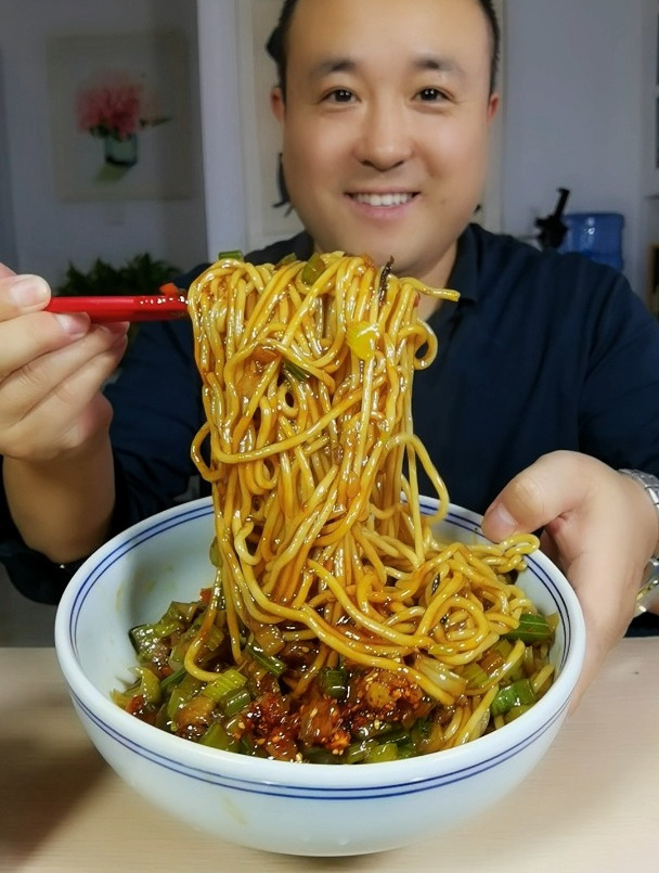 简单家乡味芹菜肉多打卤面乖乖这个味道太香了,隔着屏幕都流口水