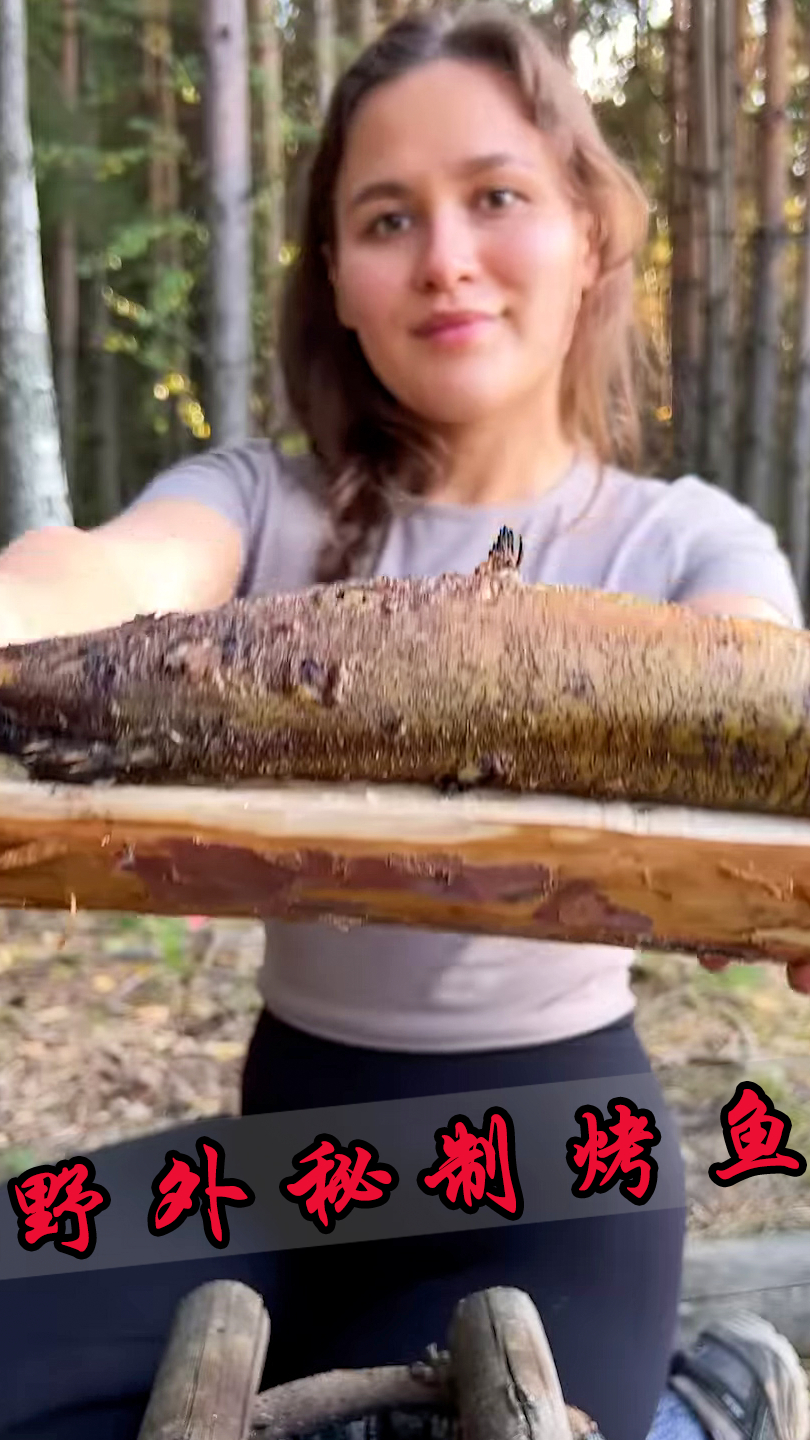 小姐姐仅凭一根木头,便能做出香喷喷的烤鱼