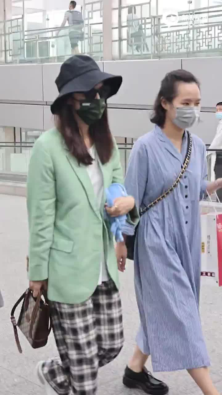 视频:机场直拍!蔡文静拿龙虾玩偶俏皮可爱 超有童趣