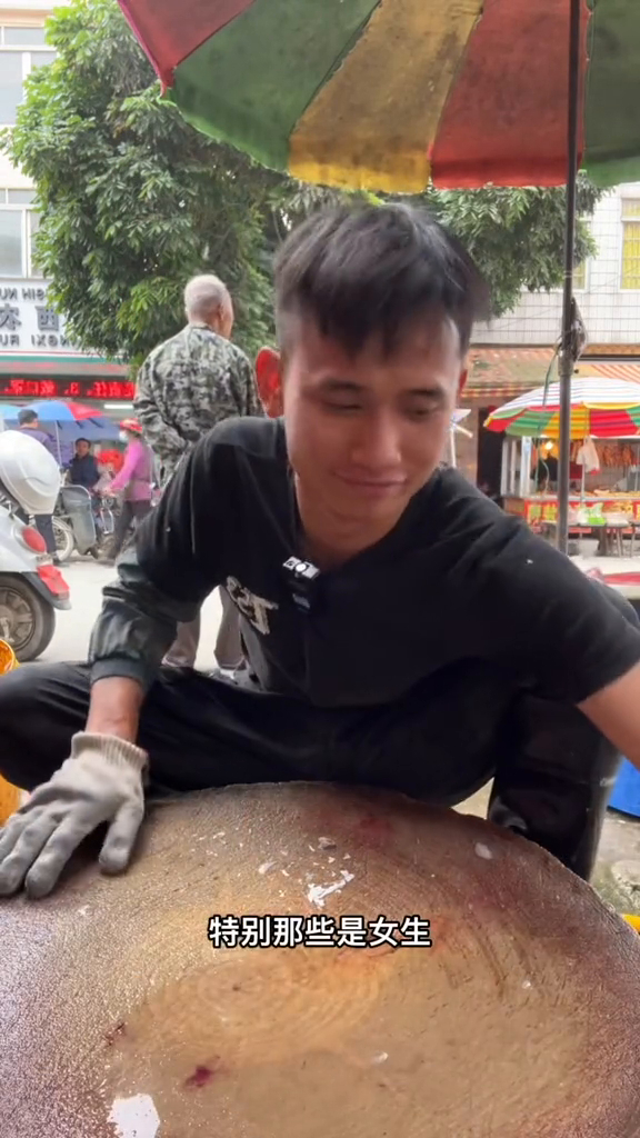 一条红鲳鱼看阿乐是怎么做的