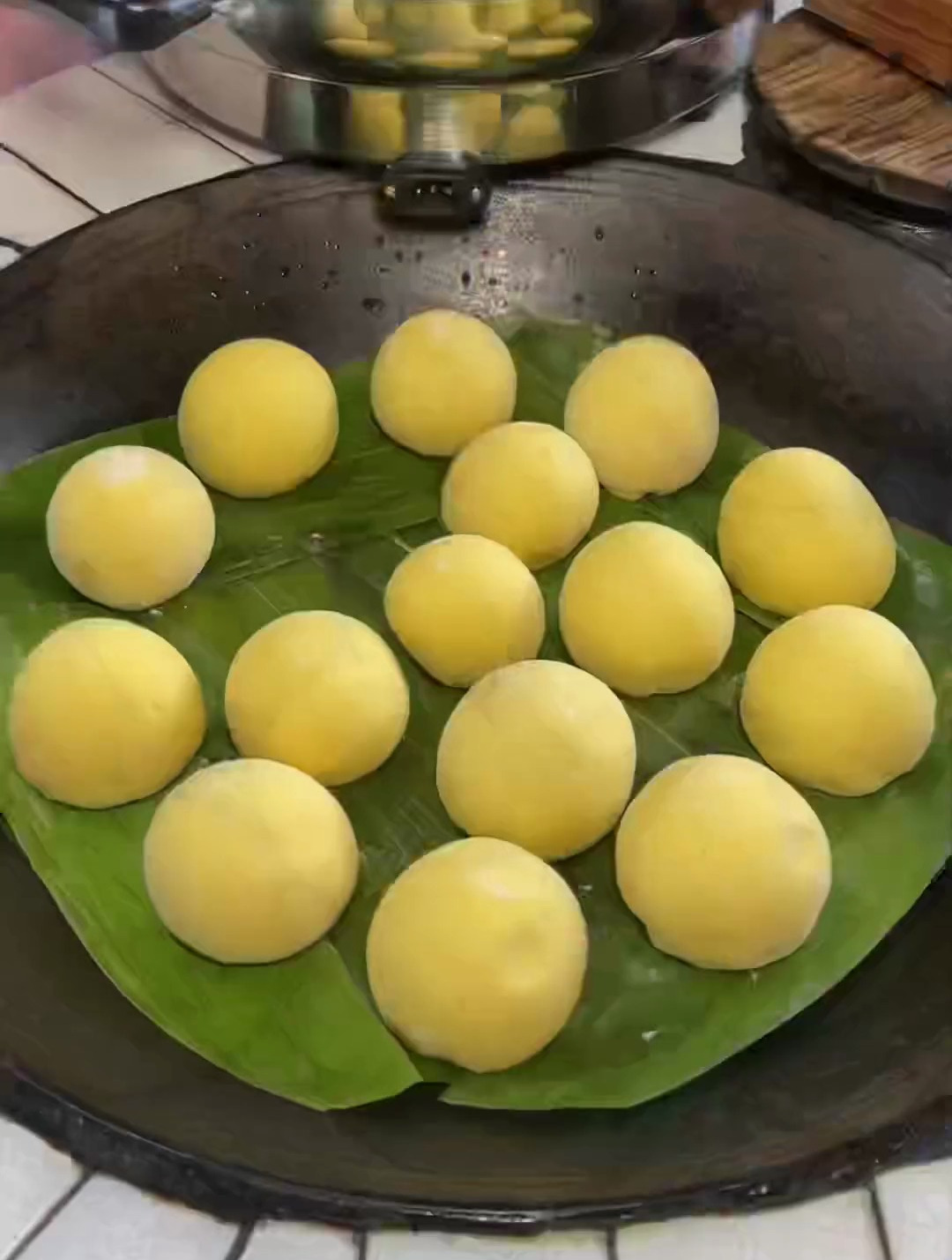 婆妈炒菜,我老公做南瓜馒头,一家人在一起其乐融融