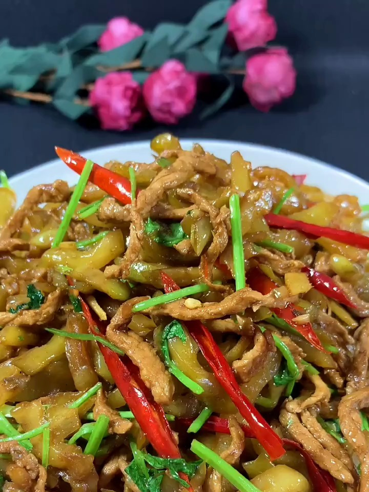 下饭,卷饼 都适合,清脆可口,榨菜肉丝做法