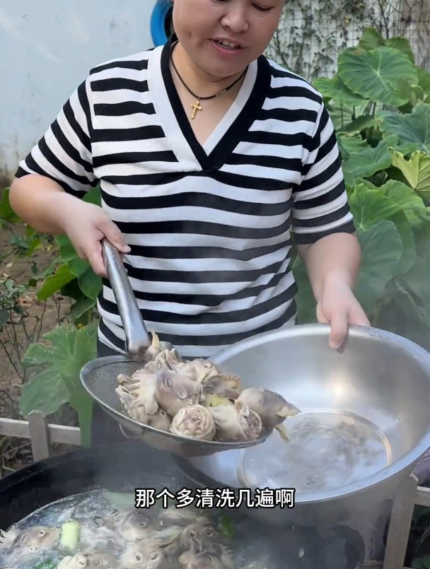 今天俊霞做了婆婆妈喜欢吃的麻辣鸡头,做法简单麻辣