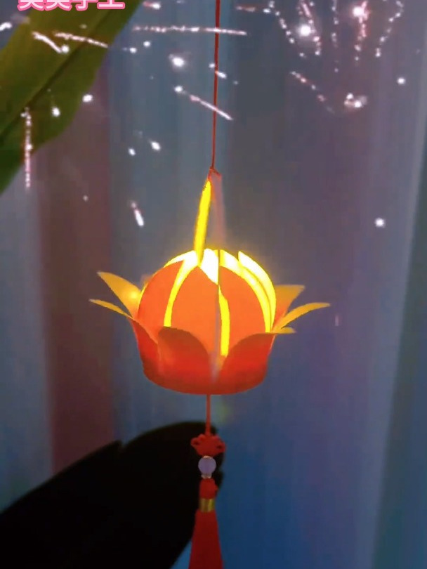 用两个纸杯做一个超级简单又好看的新年灯笼吧!