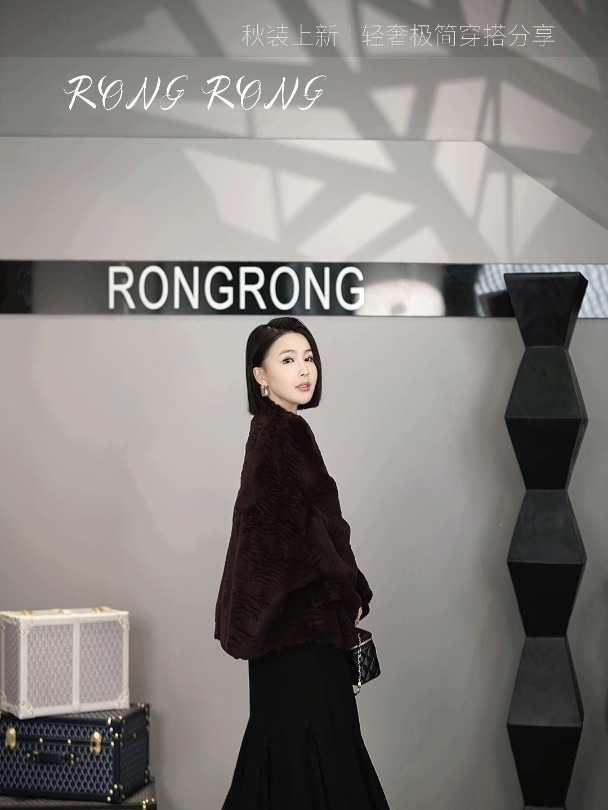 蕾丝鱼尾连衣裙的花纹和质地能够展现出女性的柔美与细腻