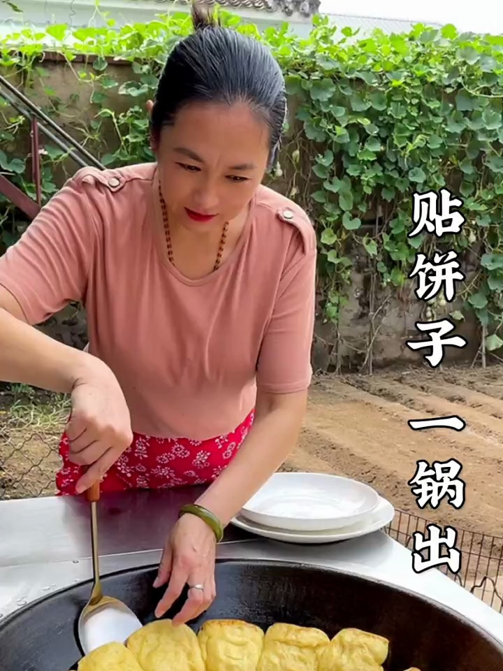 大铁锅炖上点豆角,贴上几个饼子,又是一桌简单又好吃的家常饭菜