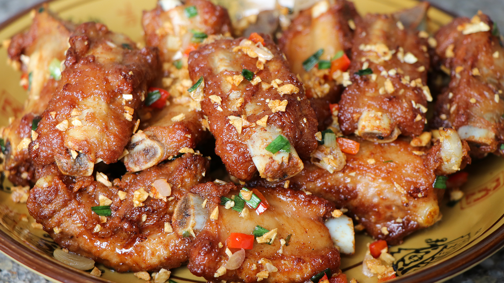 粤菜蒜香椒盐骨的做法，外酥里嫩，比在饭店吃的还香