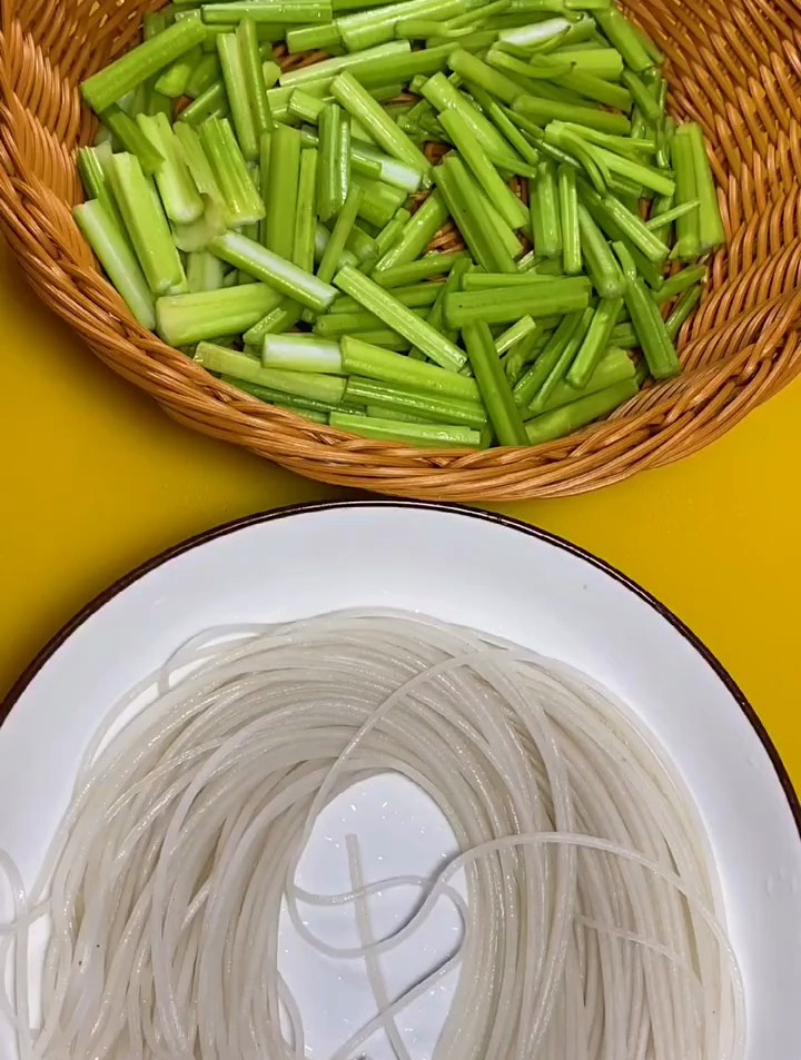 下饭菜来了,芹菜粉的做法,你们觉得我做的对不对呢?