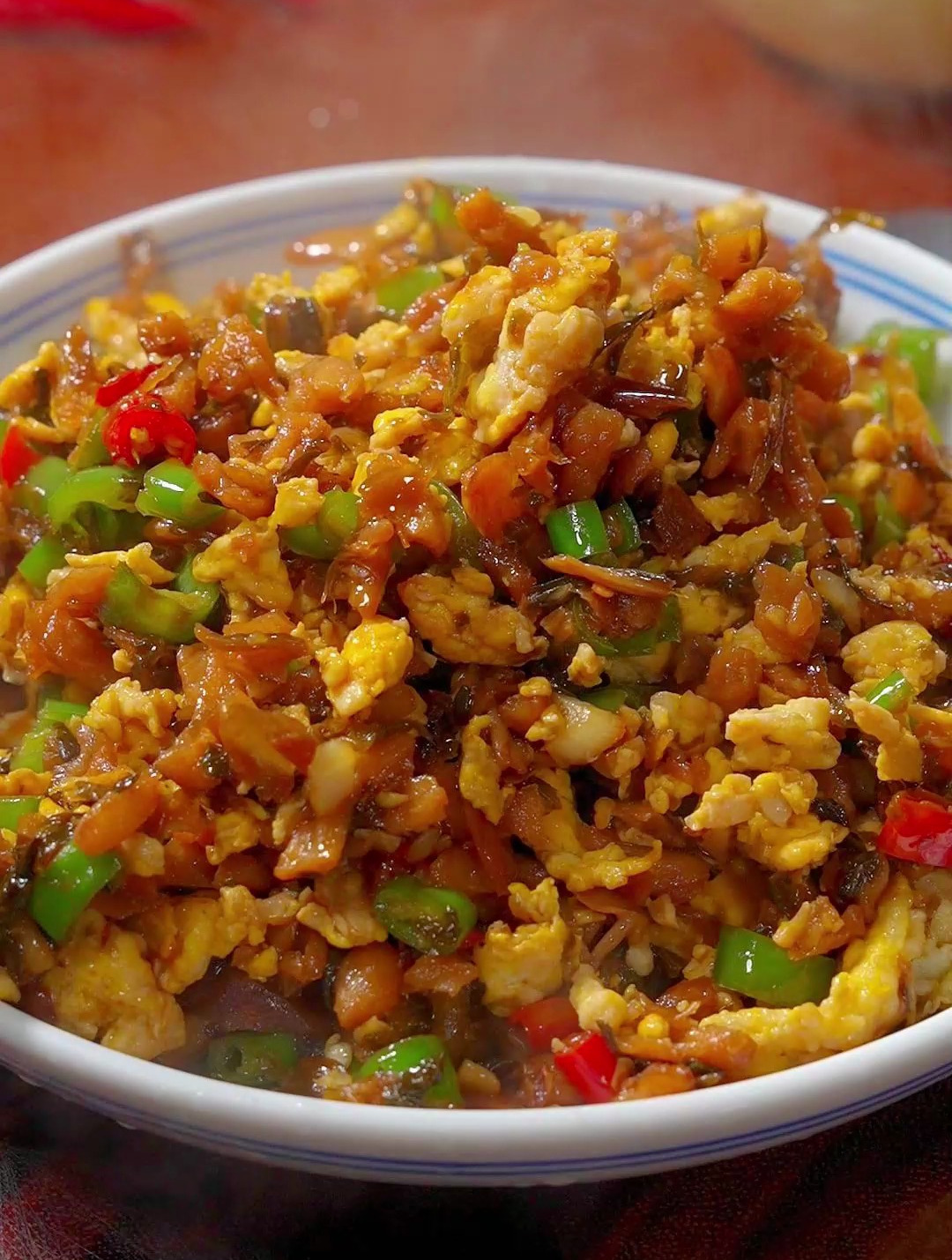 每次家里要是做这道外婆菜炒鸡蛋,一锅米饭都会吃的干干净净