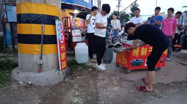 街头爆米花机炸鸡块制作干嘣鸡,二十分钟打开后很多人围过去观看