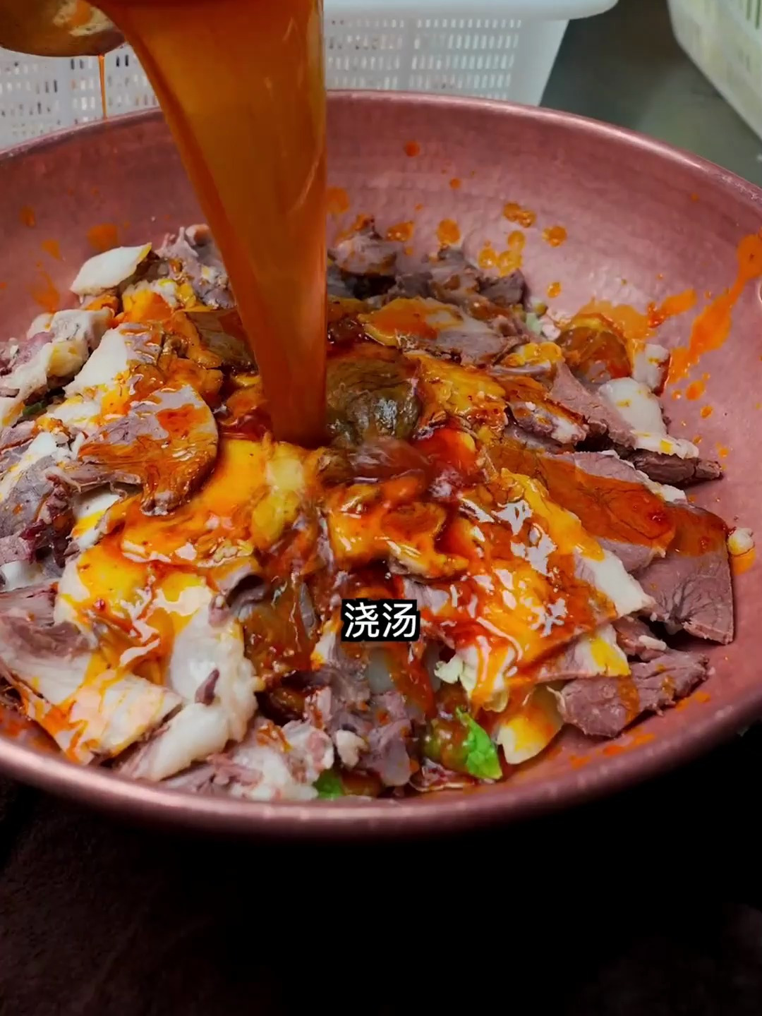 云南难度堪比飞机制造的铜锅牛肉,一天只卖一头牛