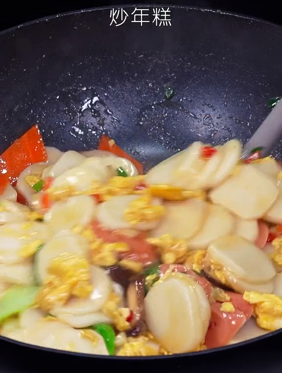 炒年糕时,记住不要直接下锅炒,多加2步,炒出来的年糕不粘锅