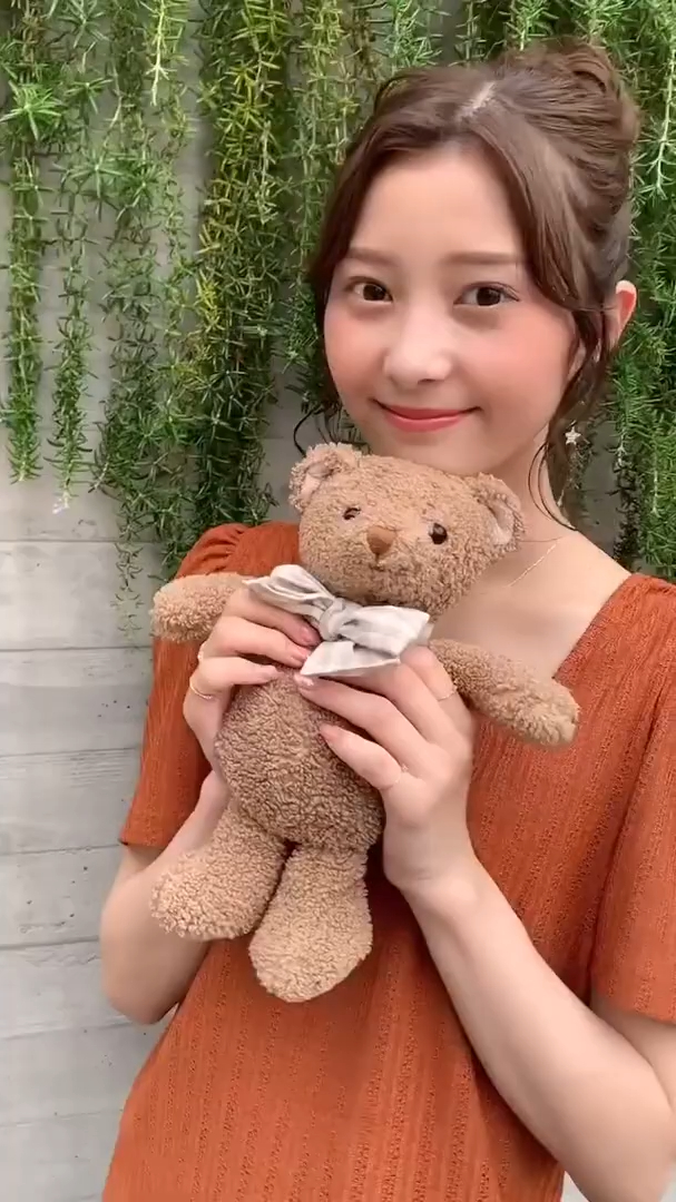 抱着小熊玩偶的女孩子,又甜又可爱