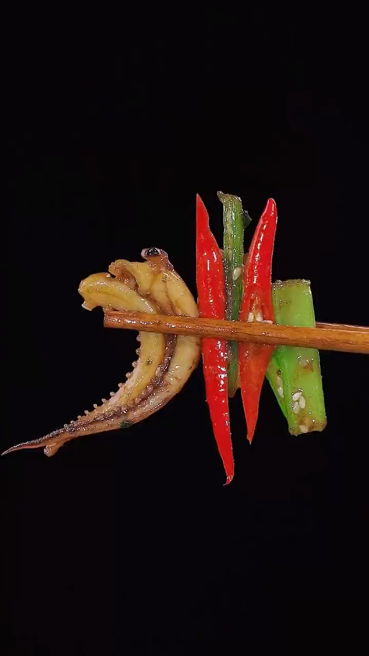 鱿鱼买回来不知道怎么吃,快来试试这个白灼吧,脆嫩爽口