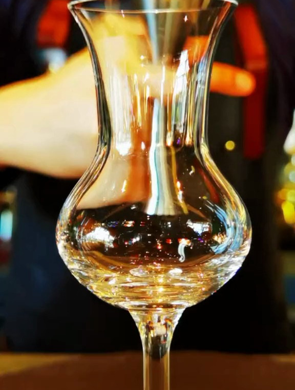 27. 鸡尾酒 B&B 香味浓郁,酒精度数较高适合常喝烈酒的你