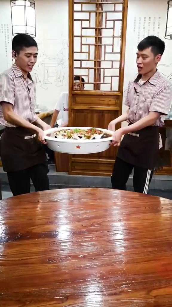 谁能把这盘鱼吃了,我就把这盆油喝了!