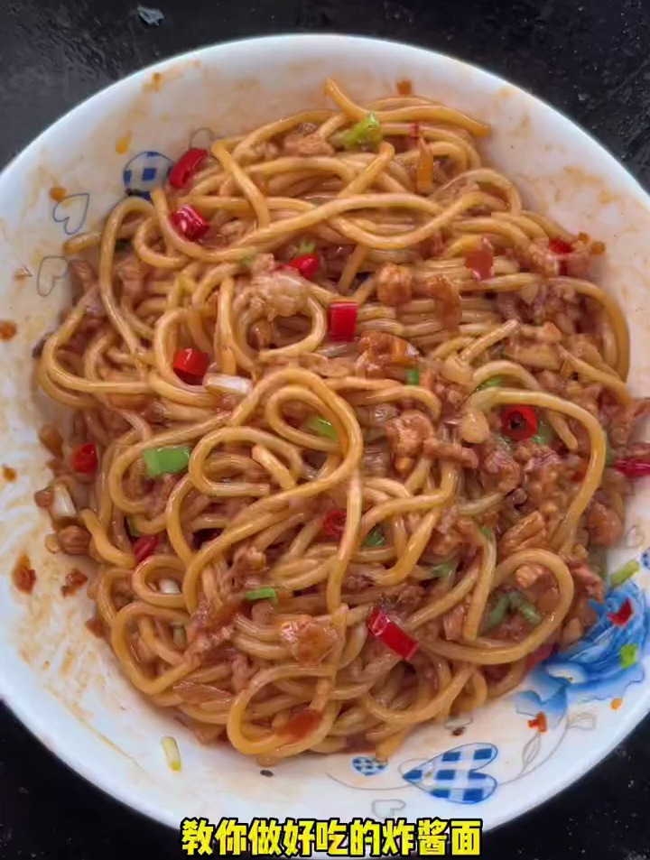 在家也可以做炸酱面,5分钟左右就能搞定,好吃又美味